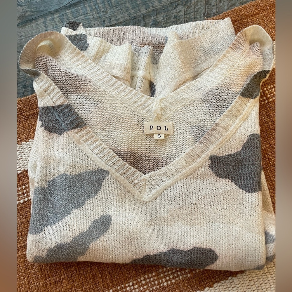POL Excellent Condition Small Oversized Women’s V Neck Sweater Light Faded Camo